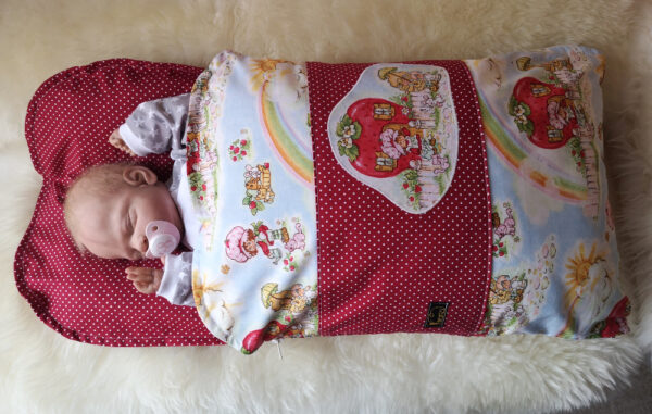Babyschlafsack-Steckkissen-Emily-Erdbeer-Punkte-rot-mit-Puppe-2