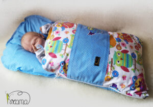 Babyschlafsack-Steckkissen-Eule bunt-Punkte-blau-mit-Puppe-seitlich-Shop-2