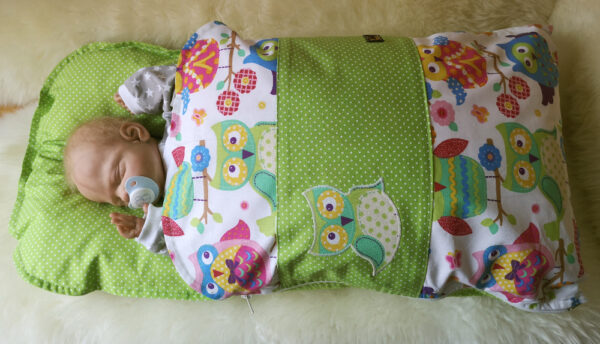 Babyschlafsack-Steckkissen-Eule bunt-Punkte-grün-mit-Puppe-2