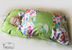 Babyschlafsack-Steckkissen-Eule bunt-Punkte-grün-mit-Puppe-seitlich-Shop-2