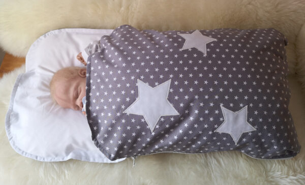 Babyschlafsack-Steckkissen-Sterne-grau-mit-Puppe-2