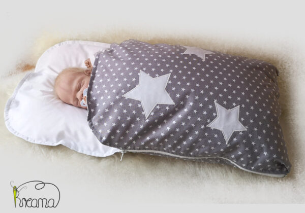 Babyschlafsack-Steckkissen-Sterne-grau-mit-Puppe-seitlich-Shop-2