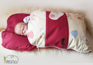 Babyschlafsack-Steckkissen-Vögelchen-Punkte-rot-mit-Puppe-seitlich-Shop-2