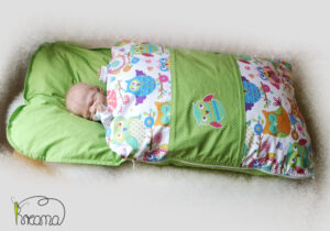 Babyschlafsack-Steckkissen-Webstoff-Punkte-grün-Größe-2-mit-Puppe-seitlich-Shop-2