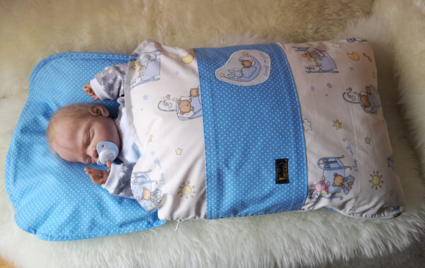 Babyschlafsack-Steckkissen-schlafende-Tierbabys-Punkte-blau-mit-Puppe-seitlich-2