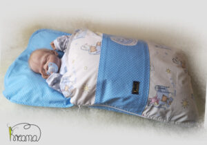 Babyschlafsack-Steckkissen-schlafende-Tierbabys-Punkte-blau-mit-Puppe-seitlich-Shop-2