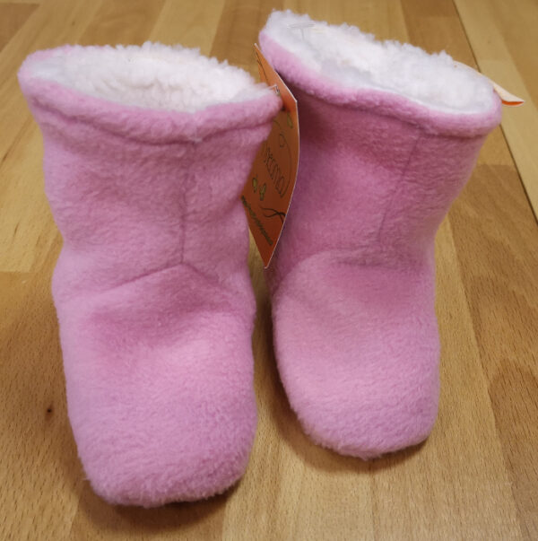 Fellschuhe-Fleece-rosa-weiß-stehend