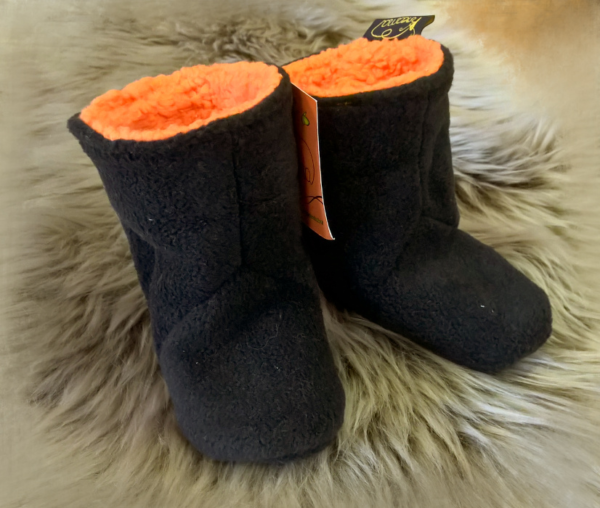 Fellschuhe-Fleece-schwarz-orange-stehend
