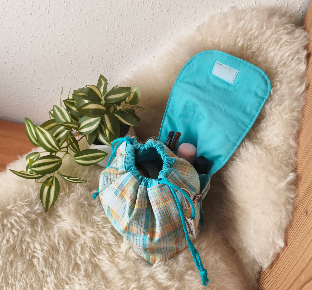 Kosmetiktasche-mit-Kordelzug-Kreana-Karo-bunt-türkis