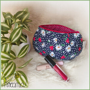 Kosmetiktasche-RV-Kreana-Dunkelblau-mit-Erdbeeren-und-Blümchen-Produktbild