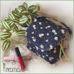 Kosmetiktasche-mit-Kordelzug-Kreana-Blumen-weiß-marine