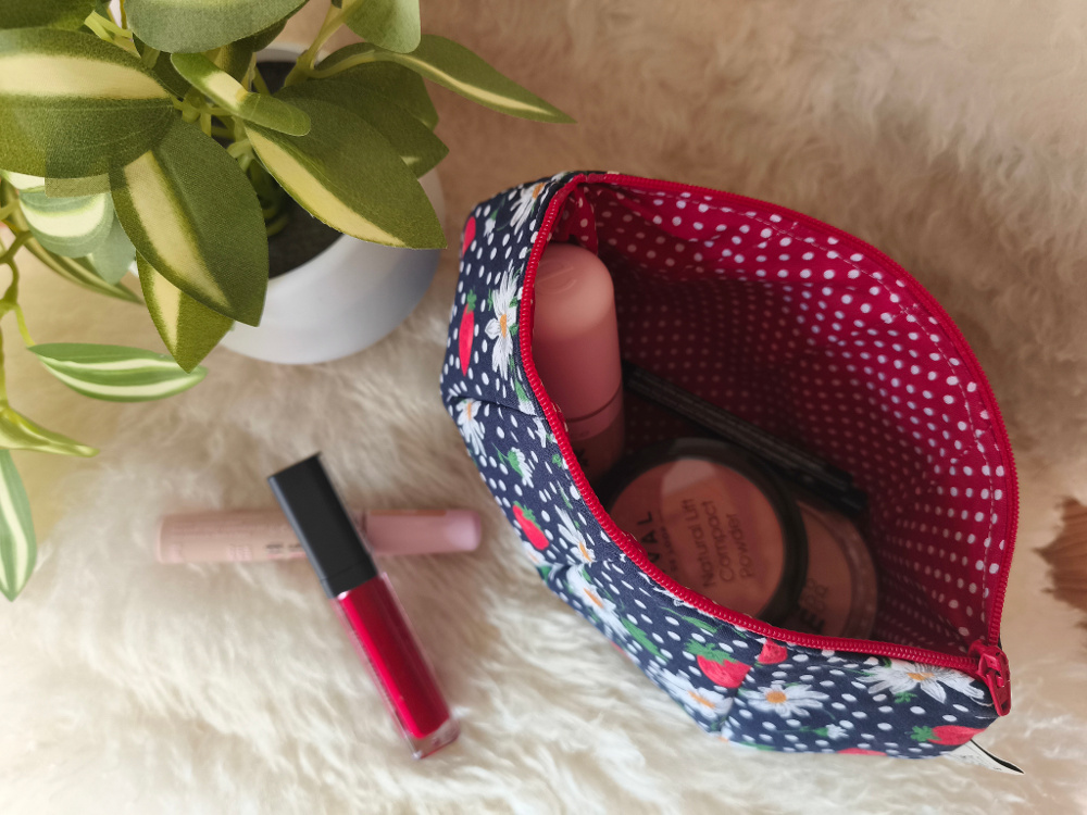 Kosmetiktasche-RV-Kreana-Dunkelblau-mit-Erdbeeren-und-Blümchen-Produktbild