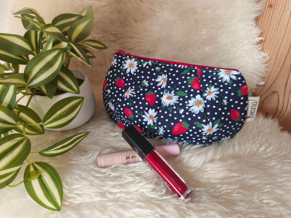 Kosmetiktasche-RV-Kreana-Dunkelblau-mit-Erdbeeren-und-Blümchen-Produktbild