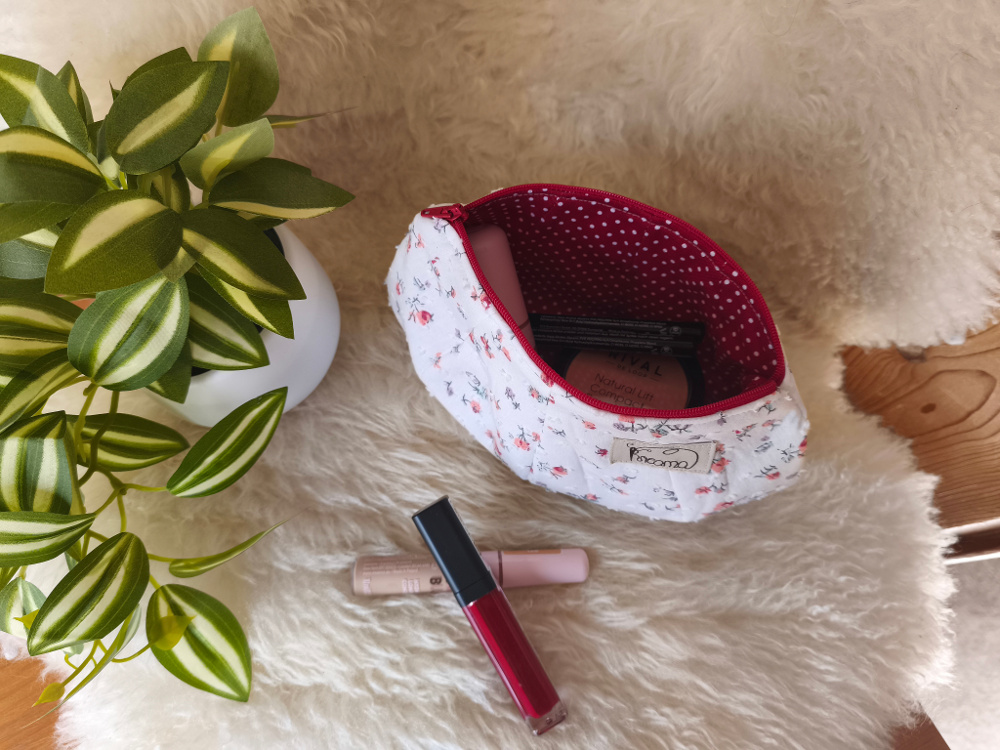 Kosmetiktasche-mit-Reißverschluss-klein-Kreana-Blumen-rot-bunt-auf-weiß-Punkte-rot