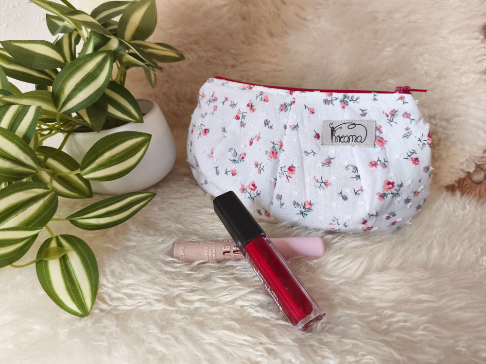 Kosmetiktasche-mit-Reißverschluss-klein-Kreana-Blumen-rot-bunt-auf-weiß-Punkte-rot