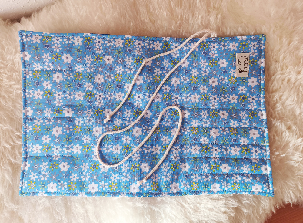 Nadeltasche-Nadelrolle-Kreana-Blumen-blau