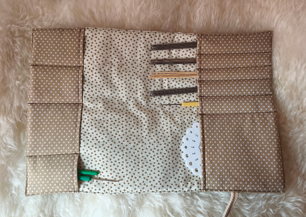 Nadeltasche-Nadelrolle-Kreana-Regenschirme-braun