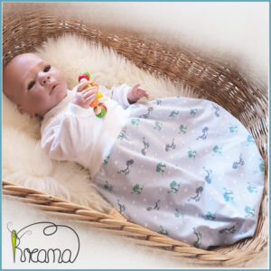 Strampelsack-Kreana-Trico-hellgrau-all-over-Drache