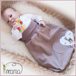 Strampelsack-Kreana-Trico-hellbraun-melange-Applikation- Reh-Herz